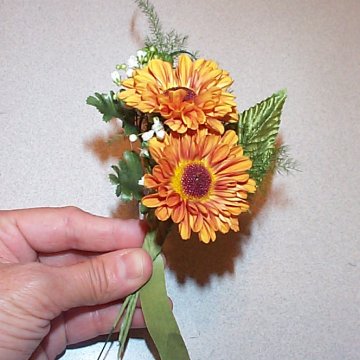 Chrysanthemum Boutonnieres - DIY Wedding Flower Tutorials