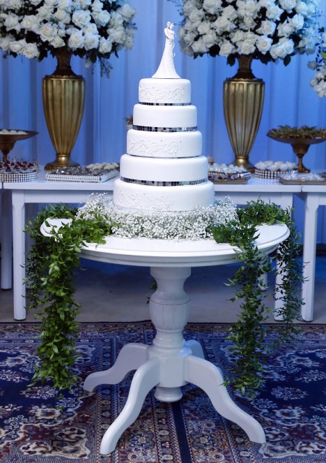 Wedding Cake Table Decoration - Ideas for Wedding Flowers on a Cake