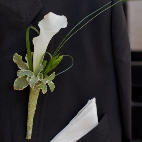 White Boutonnieres - Boutonniere Galleries and Easy Flower tutorials
